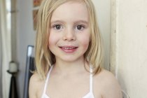 Retrato de una joven inocente en el pasillo - foto de stock