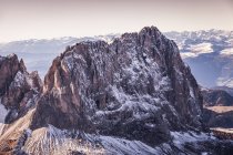 Vista panorámica del pico de la montaña, Dolomitas, Italia tomada desde el helicóptero - foto de stock
