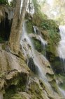 Wasserfall und Felsen, luang prabang, laos — Stockfoto