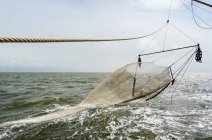 Redes de pesca del Sena del barco de pesca en el océano, Waddenzee, Frisia, Países Bajos - foto de stock