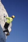 Льодовий альпініст на сераку на льодовику Еастон — стокове фото