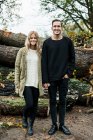 Портрет молодой счастливой пары в лесу — стоковое фото
