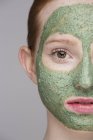 Abgeschnittenes Bild einer jungen Frau mit Gesichtsmaske — Stockfoto