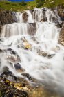 Malerischer Blick auf felsigen Wasserfall, Albulapass, graubunden, Schweiz — Stockfoto
