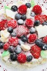 Close up tiro de frutas em cima do bolo — Fotografia de Stock