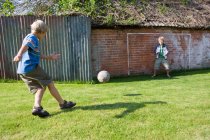 Kinderfußballer schießt aufs Tor — Stockfoto
