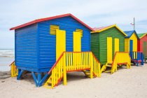 Coloridas cabañas de playa en fila - foto de stock