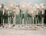 Ventilatori elettrici posizionati nel piano dell'ufficio — Foto stock