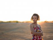 Жінка стоїть в пустельному пейзажі — стокове фото