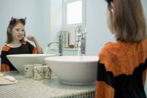 Дівчина в вишуканому костюмі чистить зуби — стокове фото