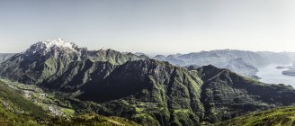 Живописный вид на горы, озеро Комо, Италия — стоковое фото