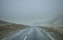 Vista da estrada vazia na chuva, Atlas Mountains, Marrocos — Fotografia de Stock