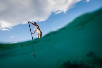 Mulher paddleboarding no oceano — Fotografia de Stock