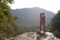 Jeune couple embrassant sur la corniche rocheuse, Hambourg, Pennsylvanie, USA — Photo de stock