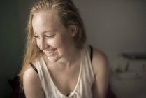 Портрет молодой женщины со смехом веснушек — стоковое фото