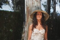 Chapeau de soleil femme en forêt — Photo de stock
