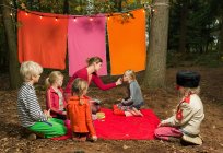 Дитячий театр імпровізований в лісі — стокове фото