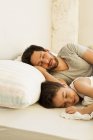 Отец и маленький сын спят в постели дома — стоковое фото