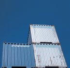 Судоходные контейнеры против голубого неба — стоковое фото