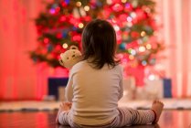 Mädchen bewundert Weihnachtsbaum — Stockfoto
