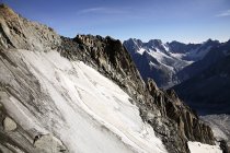 Montañas y glaciar cerca de mont blanc en la luz del sol brillante — Stock Photo