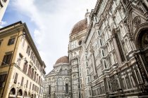 Vue en angle bas de la cathédrale de Florence, Florence, Italie — Photo de stock