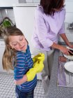 Девочка и мать мыли посуду — стоковое фото