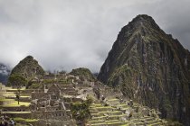 Пташиного польоту Мачу-Пікчу з мрякою на фоні, Перу — стокове фото