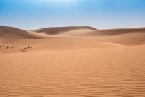 Пустой пейзаж пустыни и голубое небо, Дубай, Объединенные Арабские Эмираты — стоковое фото