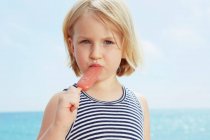Enfant manger de la glace lolly — Photo de stock