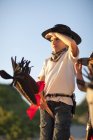 Два мальчика, одетые как ковбои на лошадях-хобби — стоковое фото