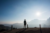 Вид сзади на человека с видом на горы, Пассо Фава, Италия — стоковое фото