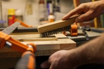 Holzkünstler arbeitet in Werkstatt, Nahaufnahme — Stockfoto