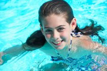 Mädchen im Schwimmbad — Stockfoto