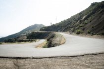 Winding road up mountain, Santa Barbara, California, Estados Unidos - foto de stock