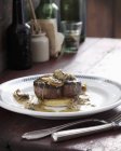 Steak avec sauce aux champignons servi sur assiette — Photo de stock
