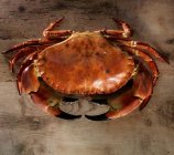 Vue du dessus du crabe rouge mort sur une table en bois — Photo de stock