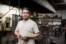 Портрет мужчины-металлиста в мастерской — стоковое фото