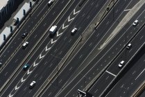 Luftaufnahme des Autobahnverkehrs mit Autos im Sonnenlicht — Stockfoto
