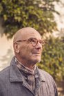 Портрет старшого чоловіка в окулярах на відкритому повітрі — стокове фото