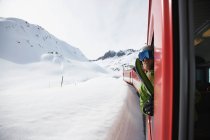 Esquiador en tren a través de montañas nevadas - foto de stock