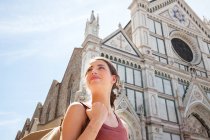 Женщина возле церкви Санта Кроче, Пьяцца ди Санта Кроче, Флоренция, Тоскана, Италия — стоковое фото