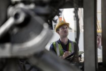 Работник-мужчина проводит инспекцию на топливном складе — стоковое фото