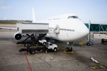 Osservazione della preparazione dell'aeroplano sulla pista — Foto stock