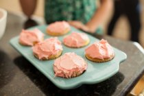 Teglia con sei cupcake ghiacciati, vista da vicino — Foto stock