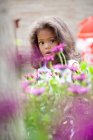 Дівчина ходить у фіолетових квітах — стокове фото
