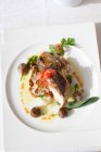 Тарелка рыбы на столе ресторана — стоковое фото