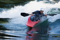 Kayak homme sur la rivière — Photo de stock