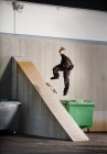 Homem patinando na rampa urbana — Fotografia de Stock