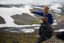 Mutter und Tochter bewundern Landschaft — Stockfoto